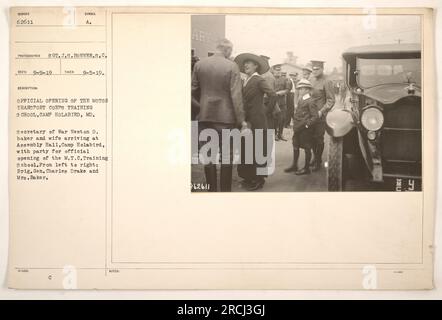 Le secrétaire à la Guerre Newton D. Baker et son épouse arrivent à Assembly Hall, Camp Holabird, MD, pour l'ouverture officielle de l'école de formation du Motor transport corps. Le brigadier général Charles Drake les accompagne. Photo prise le 5 septembre 1919 et émise avec les numéros de référence 62611 et S.C. RECO 9-9-19. Banque D'Images