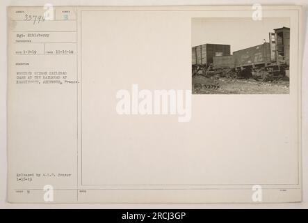 Naufrage de wagons allemands à la tête de chemin de fer à Harricourt, Ardennes, France. La photographie, prise le 15 novembre 1916 par le sergent Eikleberry, montre les conséquences des activités militaires pendant la première Guerre mondiale. Il a été publié par A.E.P. Censurer le 16 janvier 1919. La photo porte le numéro de dossier officiel 33794 et est stockée dans les archives RECO. Banque D'Images