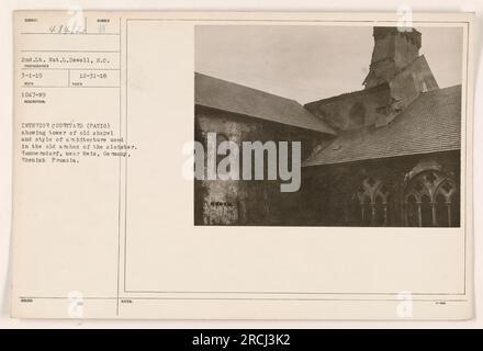 Cour intérieure (patio) affichant la tour d'une ancienne chapelle et le style architectural du cloître voûté. Situé à Rommersdorf, Prusse rhénane, près de Weis, Allemagne. Photographie prise le 1 mars 1919 par le 2nd Lt. NAT.L. Dewell, S.C. dans le cadre des activités militaires américaines pendant la première Guerre mondiale Banque D'Images