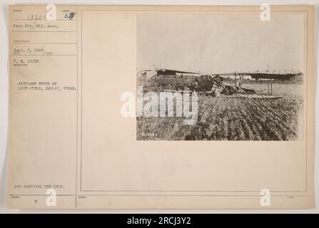 (Image : une photographie montrant l'épave d'un avion à Love Field à Dallas, Texas. La photo a été prise par le directeur de l'aéronautique militaire le 3 septembre 1918. L'image est numérotée 18200 et est étiquetée pour un usage officiel seulement.) Banque D'Images