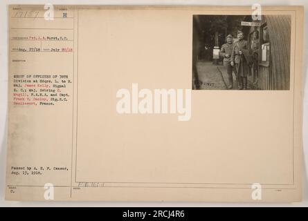 Légende : « Groupe d'officiers de la 78e division au quartier général de Roellcourt, France. De gauche à droite : le major James Kelly du signal R.C., le major Sebring C. Megill du F.A.N.A., et le capitaine Frank S. Conley du signal R.C. Photo prise le 28 juillet 1918 par le VP A. A. Purst, S.C. Banque D'Images