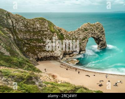 Durdle Dor est une arche de calcaire naturelle située sur la côte jurassique près de Lulworth dans le Dorset, en Angleterre. Ouvert au public, le domaine de Lulworth est pri Banque D'Images