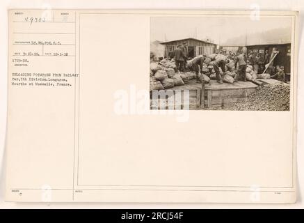 Des soldats de la 5e division peuvent être vus décharger des pommes de terre d'un wagon à Longuyon, Meurthe et Moselle, France. Cette photographie a été prise par TT. WM. Fox le 1 décembre 1918. L'image fait partie de la collection intitulée SUJET 49303 PHOTOGRAPHE TT. Banque D'Images