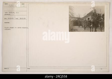 Des soldats de l'armée américaine, dirigés par le sergent McAuley, entrent à Temmels, en Allemagne, le 1 décembre 1918. Ces troupes faisaient partie de la première équipe déployée dans la région. Cette photographie a été prise par un photographe inconnu et reçue le 13 février 1919. Les notes mentionnent le code d'identification « ol38462 ». Banque D'Images