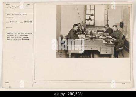 Le soldat McLaughlin, de Caroline du Sud, est photographié ici devant le bureau de la Section de l'ordonnance, Division offensive, Chemical Warfare Service. La photographie a été prise le 29 novembre 1918, à Tours, Indre et Loire, France. Code de légende : 111-SC-37745. Banque D'Images