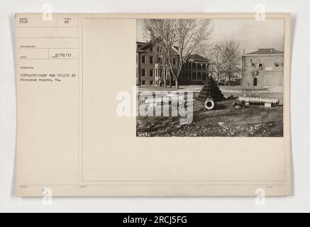 Reliques de la guerre révolutionnaire exposées à la Forteresse Monroe en Virginie. La photographie (111-SC-3515) a été prise par le photographe RECO. Il a été émis avec le symbole au et décrit comme représentant les artefacts de la forteresse. Une note (TD/29/17) est également mentionnée. 1TM fait référence à l'un des enregistrements de compilation. Banque D'Images