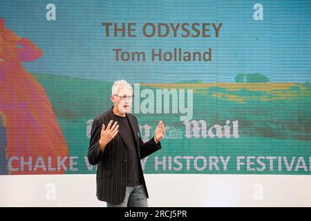 Tom Holland, président de l'alliance Stonehenge tunnel, intervenant récemment au festival d'histoire de Chalke Valley. Banque D'Images