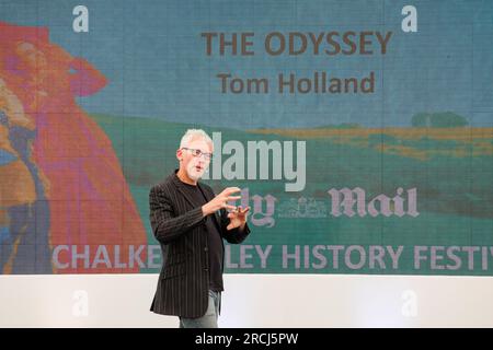 Tom Holland, président de l'alliance Stonehenge tunnel, intervenant récemment au festival d'histoire de Chalke Valley. Banque D'Images