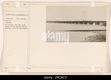 « La photographie montre un chevalet au-dessus de la Loire sur la coupure de Nevers à Gievres, Loire et cher, France. Elle a été prise le 8 janvier 1919 par SOT. J.T. Seabrook. L'image a reçu le numéro 48985 dans la collection des activités militaires américaines pendant la première Guerre mondiale. » Banque D'Images