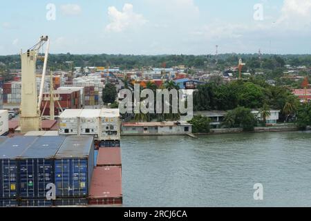Le navire porte-conteneurs marchand avec des grues amarrées dans le terminal de Guatemala est le chargement et le déchargement par des grues mobiles- Banque D'Images