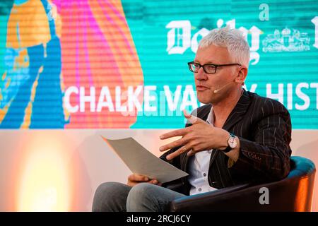 Tom Holland, président de l'alliance Stonehenge tunnel, intervenant récemment au festival d'histoire de Chalke Valley. Banque D'Images