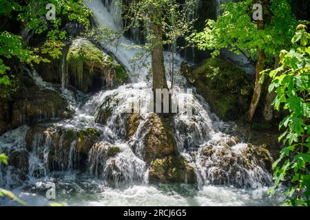 Une cascade dans le village de Rastoke à Slunj -Slapovi sur la confluence des rivières Slunjcica et Korana, Rastoke, Slunj - Slapovi, République de C. Banque D'Images