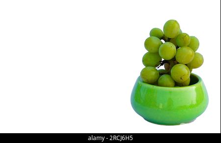 Raisins dans un bol en céramique isolé sur fond blanc. Raisins verts Kish Mish, dakh, munakka. Vue de dessus. Banque D'Images