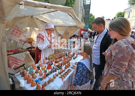 Vitebsk, Biélorussie. 14 juillet 2023. Les clients sélectionnent des produits de poterie lors du 32e Festival International des Arts 'Slavianski Bazaar' à Vitebsk, Biélorussie, le 14 juillet 2023. Crédit : Henadz Zhinkov/Xinhua/Alamy Live News Banque D'Images