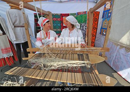 Vitebsk, Biélorussie. 14 juillet 2023. Les femmes montrent la technique traditionnelle du tissu lors du 32e Festival International des Arts 'Slavianski Bazaar' à Vitebsk, Biélorussie, le 14 juillet 2023. Crédit : Henadz Zhinkov/Xinhua/Alamy Live News Banque D'Images