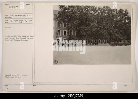 CÔTÉ GAUCHE Pvt McLaughlin du signal corps sert de garde pendant un exercice de montage. La photo, numérotée 23381, a été prise le 4 septembre 1918 à Tours, France. L'image montre la 6e bande de cavalerie et le bataillon du quartier général du signal corps. Il a été adopté par le censeur de l'A.E.F et délivré aux troupes. Banque D'Images