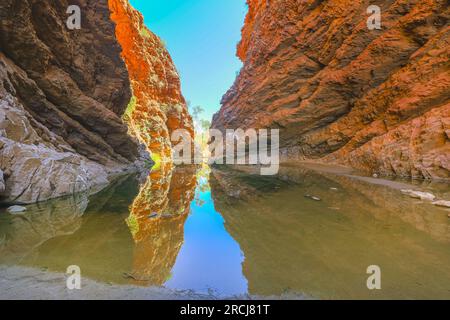 Simpsons Gap et point d'eau permanent reflète les falaises dans West MacDonnell Ranges, Territoire du Nord près d'Alice Springs sur Larapinta Trail dans Banque D'Images