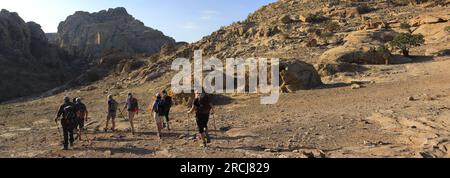 Promeneurs dans le paysage autour de Wadi Ba'aja près de Little Petra, région Al-Sharat de Jordanie, Moyen-Orient Banque D'Images