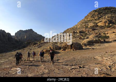 Promeneurs dans le paysage autour de Wadi Ba'aja près de Little Petra, région Al-Sharat de Jordanie, Moyen-Orient Banque D'Images