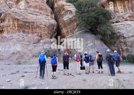 Marcheurs au barrage Nabatéen à Wadi Ba'aja près de Little Petra, région d'Al-Sharat en Jordanie, Moyen-Orient Banque D'Images