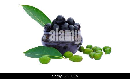 Jamun ou Syzygium Cumini dans un bol avec des feuilles isolées sur fond blanc avec Copy Space. Banque D'Images