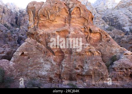 Patrons de grès autour de Wadi Ba'aja près de Little Petra, région d'Al-Sharat en Jordanie, Moyen-Orient Banque D'Images