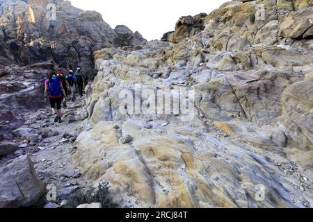 Promeneurs dans le paysage autour de Wadi Ba'aja près de Little Petra, région Al-Sharat de Jordanie, Moyen-Orient Banque D'Images