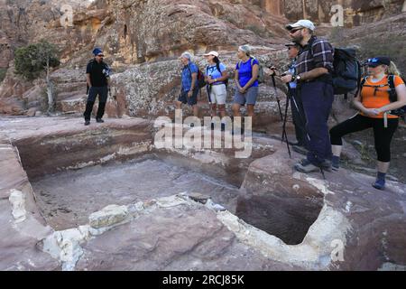 Un ancien pressoir à vin nabatéen à Wadi Ba'aja près de Little Petra, région d'Al-Sharat en Jordanie, Moyen-Orient Banque D'Images