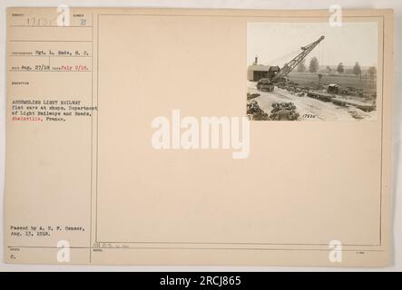 Soldats assemblant des wagons plats légers de chemin de fer au Département des chemins de fer légers et des routes à Abainville, France. Photographie prise le 2 juillet 1918 par le sergent L. Rode. L'image a été publiée par le censeur A. E. P. le 13 août 1918. Banque D'Images