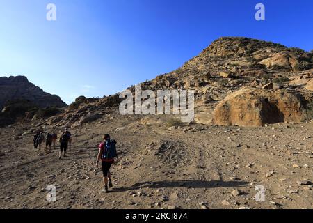 Promeneurs dans le paysage autour de Wadi Ba'aja près de Little Petra, région Al-Sharat de Jordanie, Moyen-Orient Banque D'Images