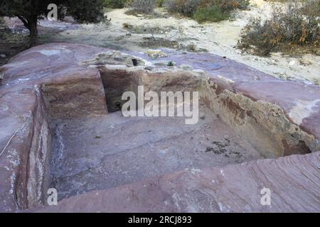 Un ancien pressoir à vin nabatéen à Wadi Ba'aja près de Little Petra, région d'Al-Sharat en Jordanie, Moyen-Orient Banque D'Images