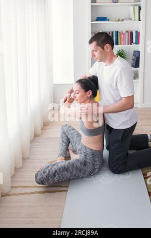 Thérapeute faisant une séance avec divers exercices pour améliorer l'état postural du patient. Exercices pour soulager les maux de dos. Action Banque D'Images