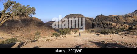 Promeneurs dans le paysage autour de Wadi Ba'aja près de Little Petra, région Al-Sharat de Jordanie, Moyen-Orient Banque D'Images