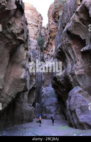 Marcheurs au barrage Nabatéen à Wadi Ba'aja près de Little Petra, région d'Al-Sharat en Jordanie, Moyen-Orient Banque D'Images