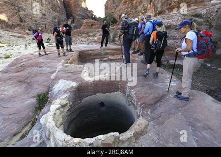 Un ancien pressoir à vin nabatéen à Wadi Ba'aja près de Little Petra, région d'Al-Sharat en Jordanie, Moyen-Orient Banque D'Images