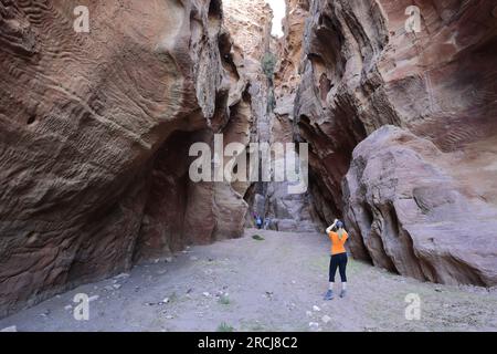 Marcheurs au barrage Nabatéen à Wadi Ba'aja près de Little Petra, région d'Al-Sharat en Jordanie, Moyen-Orient Banque D'Images