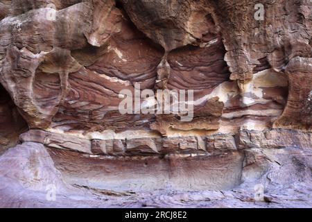 Patrons de grès autour de Wadi Ba'aja près de Little Petra, région d'Al-Sharat en Jordanie, Moyen-Orient Banque D'Images