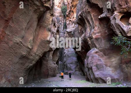 Marcheurs au barrage Nabatéen à Wadi Ba'aja près de Little Petra, région d'Al-Sharat en Jordanie, Moyen-Orient Banque D'Images