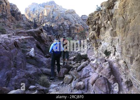 Promeneurs dans le paysage autour de Wadi Ba'aja près de Little Petra, région Al-Sharat de Jordanie, Moyen-Orient Banque D'Images