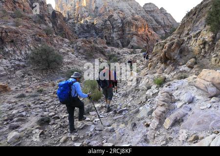 Promeneurs dans le paysage autour de Wadi Ba'aja près de Little Petra, région Al-Sharat de Jordanie, Moyen-Orient Banque D'Images