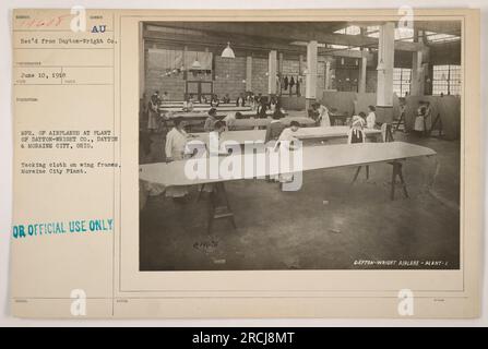 Des travailleurs de la Dayton-Wright Co. En Ohio, un fabricant d'avions pendant la première Guerre mondiale, sont vus sur cette photographie claquant du tissu sur des cadres d'aile. L'image donne un aperçu du processus de production à l'usine de Moraine City pendant la guerre. Banque D'Images