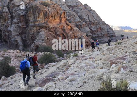 Promeneurs dans le paysage autour de Wadi Ba'aja près de Little Petra, région Al-Sharat de Jordanie, Moyen-Orient Banque D'Images