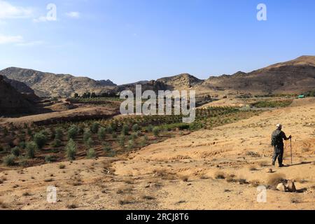 Promeneurs dans le paysage autour de Wadi Ba'aja près de Little Petra, région Al-Sharat de Jordanie, Moyen-Orient Banque D'Images