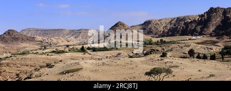 Vue sur le paysage autour de Wadi Ba'aja près de Little Petra, région Al-Sharat de Jordanie, Moyen-Orient Banque D'Images