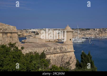 Vue panoramique de la ville de Valette à travers le Grand Port à Birgu et Senglea à Malte Banque D'Images