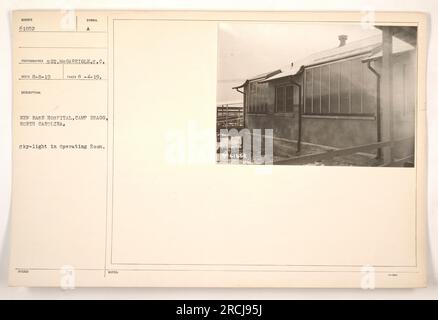 Salle d'opération avec lumière du ciel au New base Hospital à Camp Bragg, Caroline du Nord. Cette photographie, prise le 4 août 1919 par le sergent Me Garrigle du S.C., montre les installations modernes disponibles pour les soins médicaux au camp militaire. Pièce d'identité avec photo : 61852, reçue le 8 août 1919. Banque D'Images