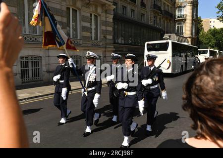 Paris, France. 14 juillet 2023. Ambiance au défilé militaire du jour de la Bastille dans les rues de Paris, France le 14 2023 juillet. Photo de Karim ait Adjedjou/ABACAPRESS.COM crédit : Abaca Press/Alamy Live News Banque D'Images