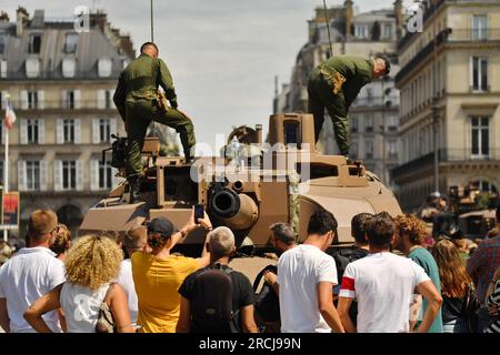 Paris, France. 14 juillet 2023. Ambiance au défilé militaire du jour de la Bastille dans les rues de Paris, France le 14 2023 juillet. Photo de Karim ait Adjedjou/ABACAPRESS.COM crédit : Abaca Press/Alamy Live News Banque D'Images