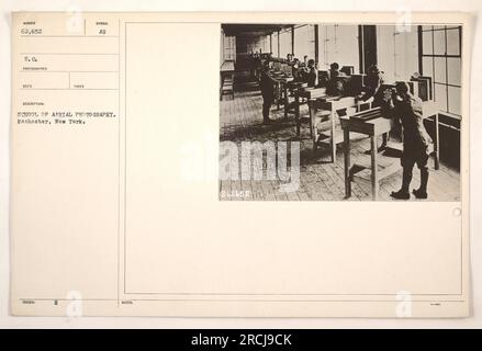 Photographie aérienne prise à l'École de photographie aérienne de Rochester, New York, pendant la première Guerre mondiale. La photographie est étiquetée avec le numéro 62 652 S.C. et porte le cachet du photographe. L'image capture le terrain de l'école, représentant divers bâtiments et structures utilisés pour l'enseignement de la photographie. Banque D'Images