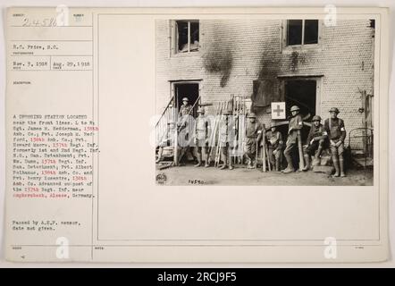 Un poste de dressage près des lignes de front avec du personnel de diverses unités. De gauche à droite : Sgt. James M. Hedderman (138e compagnie d'ambulance), Pvt. Joseph M. Redford (138e compagnie d'ambulance), Pvt. Howard Moore (137e régiment d'infanterie, anciennement 1e et 2e régiment d'infanterie Garde nationale), Pvt. WM. Dunn (137e régiment d'infanterie), le soldat Albert Polhamus (138e compagnie d'ambulance) et le soldat Henry Rosemire (138e compagnie d'ambulance). Cette photo a été prise à un avant-poste avancé du 137e régiment d'infanterie près d'Amphersbach, Alsace, Allemagne. Banque D'Images